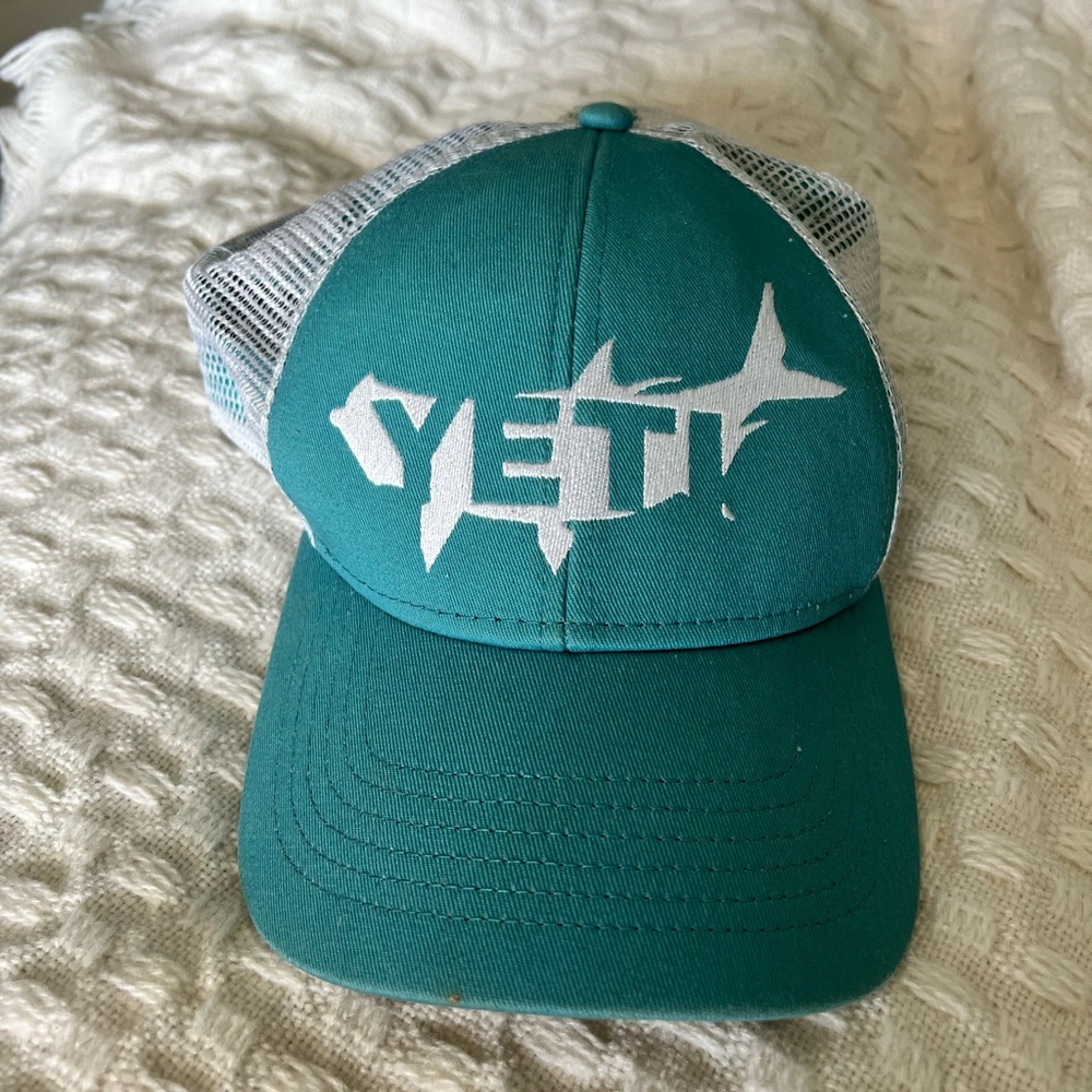 Excellent condition tarpon yeti hat adjustable strap